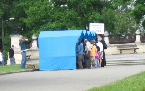 kupujący w stoisku FNP